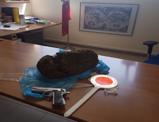 Sull'auto 2 Kg di marijuana e una pistola giocattolo Sull'auto 2 Kg di marijuana e una pistola giocattolo