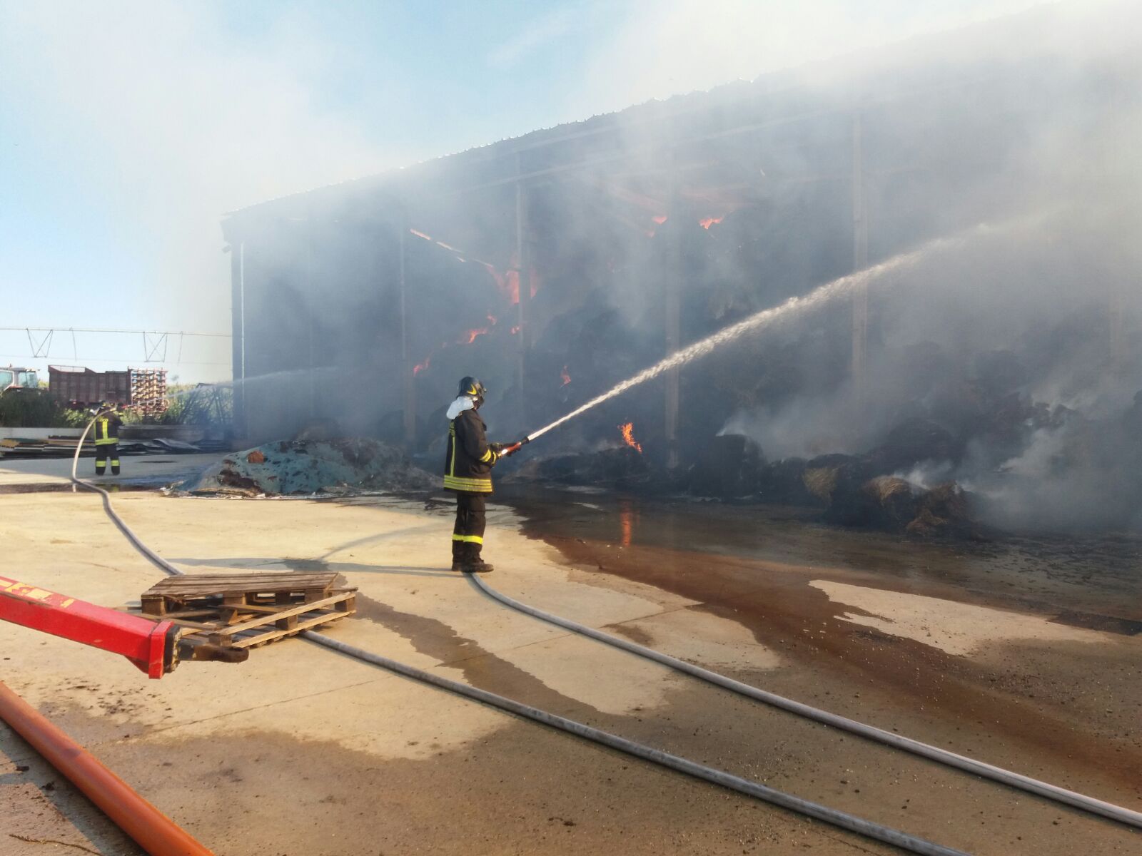 Incendio a Carentino: in fumo un capannone pieno di fieno