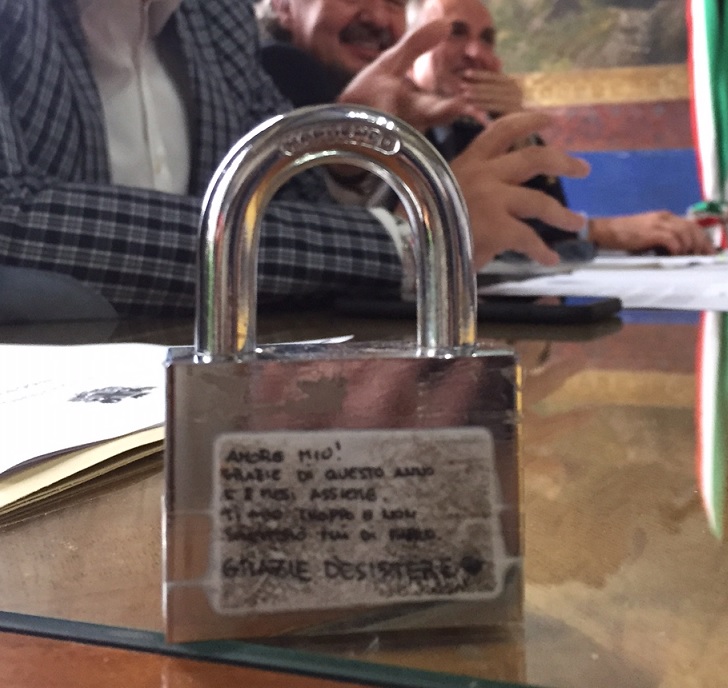 Innamorati sul ponte Meier “limonate, ma niente lucchetti dell’amore”