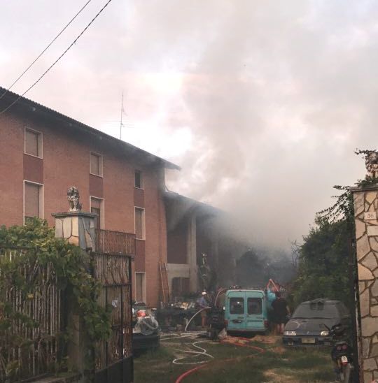 A fuoco un portico a Bergamasco