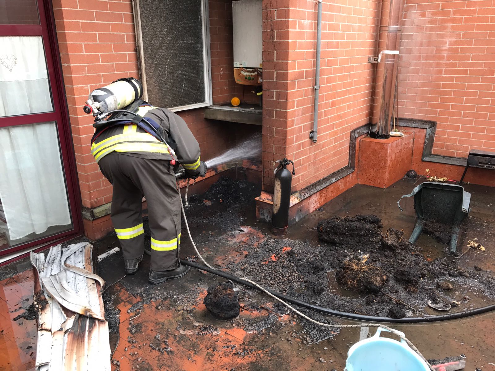Vigili del Fuoco domano incendio e fermano pericolosa perdita di gas
