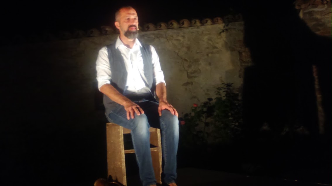 Le colline, il parco, i racconti che emergono da altri tempi. Recensione di “Orlando. Furiosamente solo rotolando” a Paesaggi e oltre