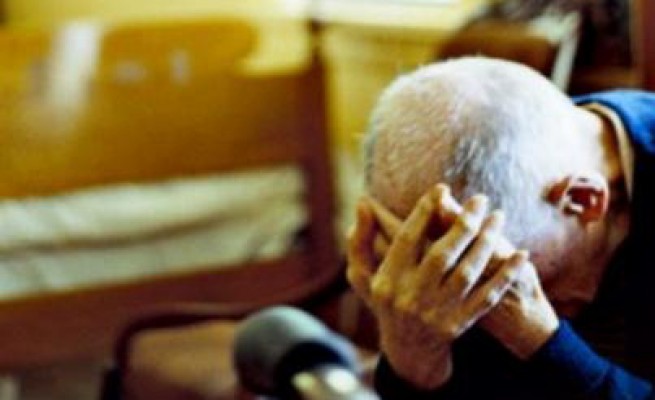 Chiude in casa l’anziano di cui doveva prendersi cura ed esce