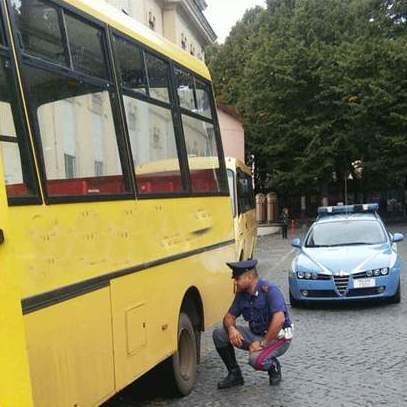 Pulmino con dei bimbi fermato sulla A26: non doveva circolare