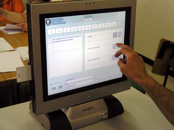 Mago dei quiz si sostituisce a un tortonese all’esame per la patente