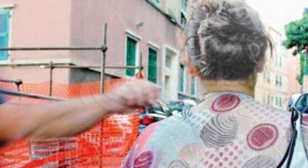 Strappa la catenina dal collo di una valenzana. Arrestato