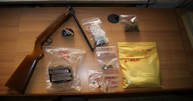 Arrestato spacciatore a Novi: nel divano hashish e marijuana