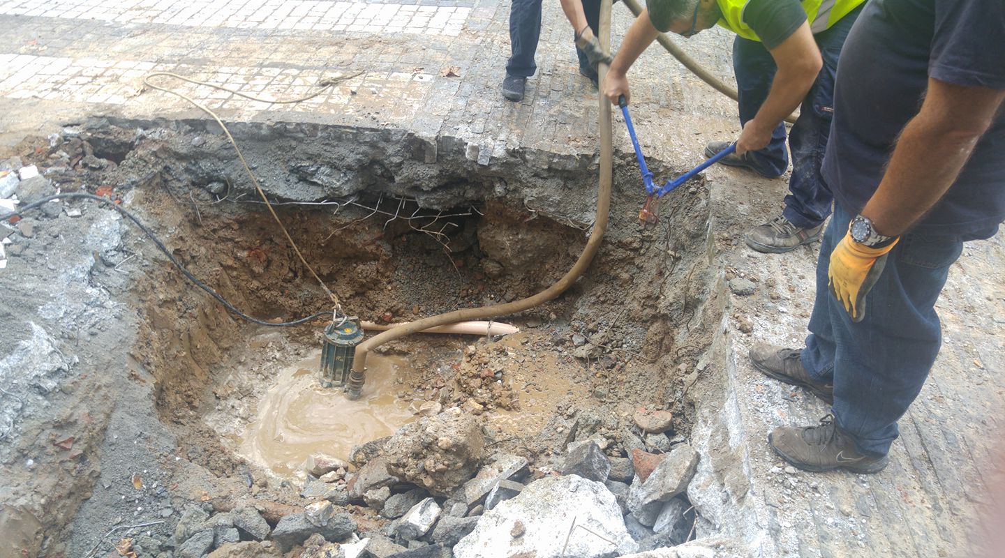 A Valenza viale Galimberti senz’acqua per un problema alle tubature