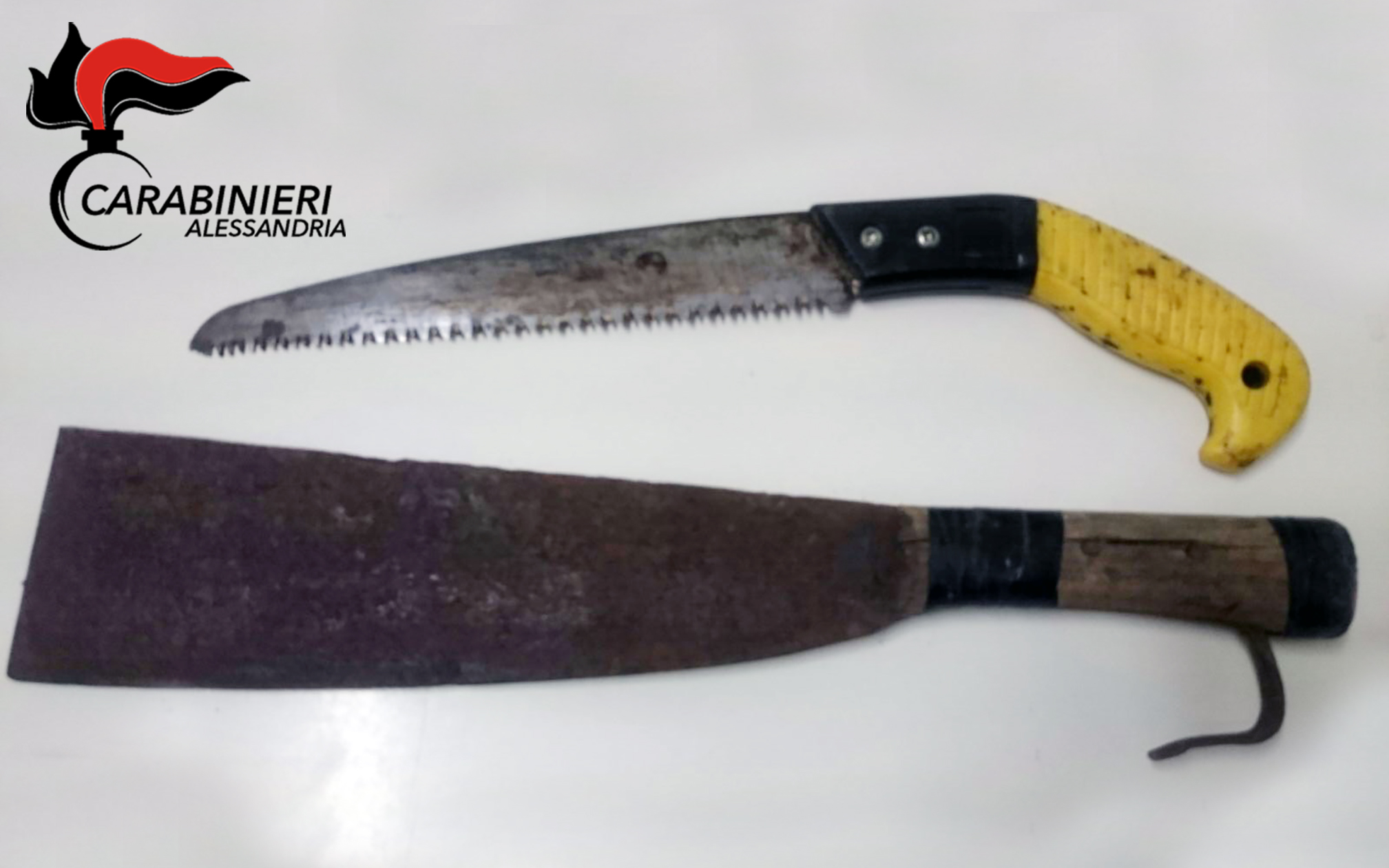 In auto con un machete e un coltello: denunciato