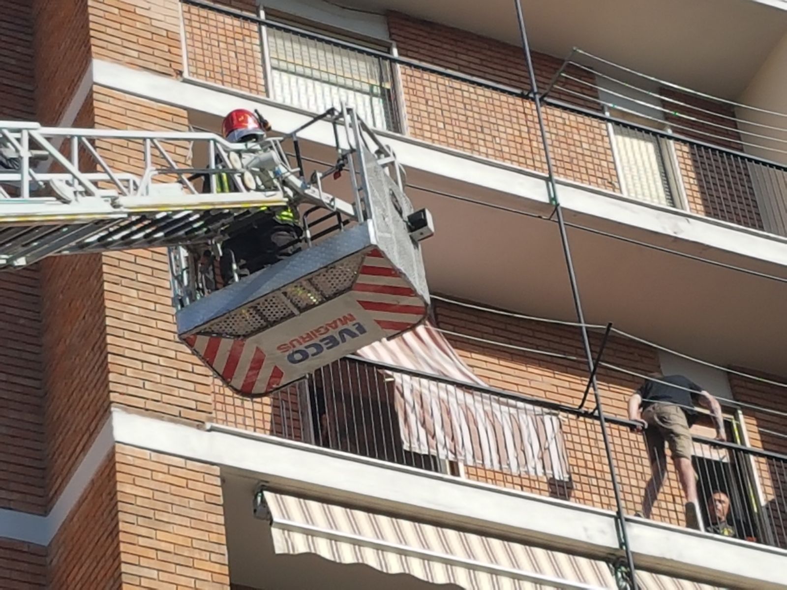 Minaccia di gettarsi dal balcone: salvato dopo 20 minuti di dialogo