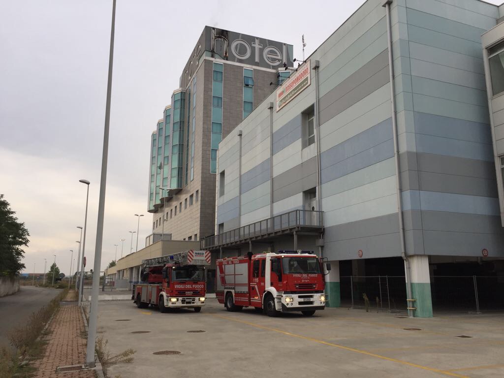 In fiamme l’insegna dell’hotel Diamante. Incendio subito domato