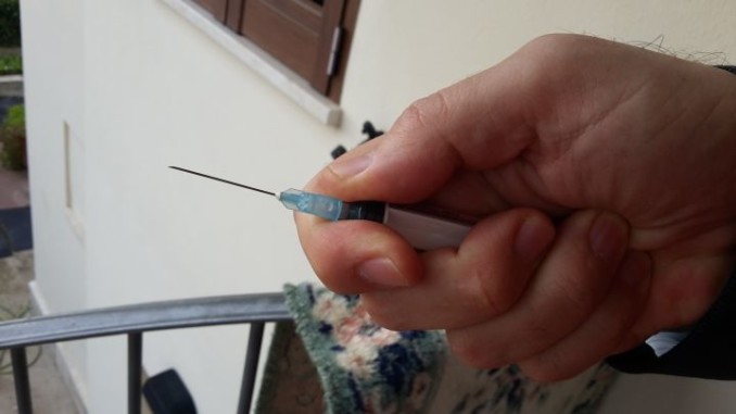 Si ferisce e minaccia i poliziotti con una siringa: “Ho l’Hiv”