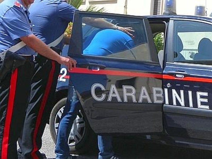 Scoperto ancora a spacciare dà in escandescenze e tenta di colpire i Carabinieri