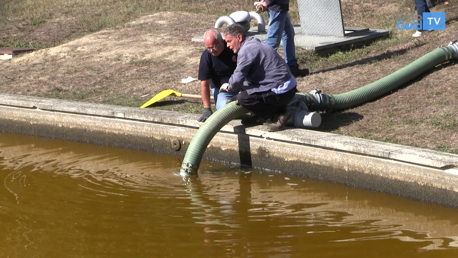 Aspirata una parte di acqua sporca al laghetto del quartiere Cristo