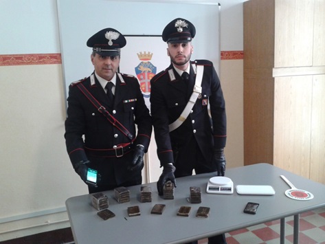 Viaggiava con 3 Kg di hashish nel bagagliaio. Arrestato