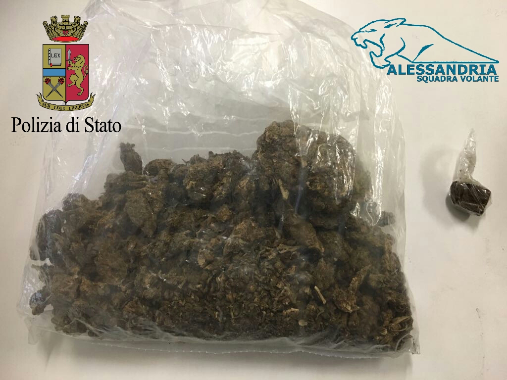 Cento grammi di marijuana sotto il sedile: giovane arrestato
