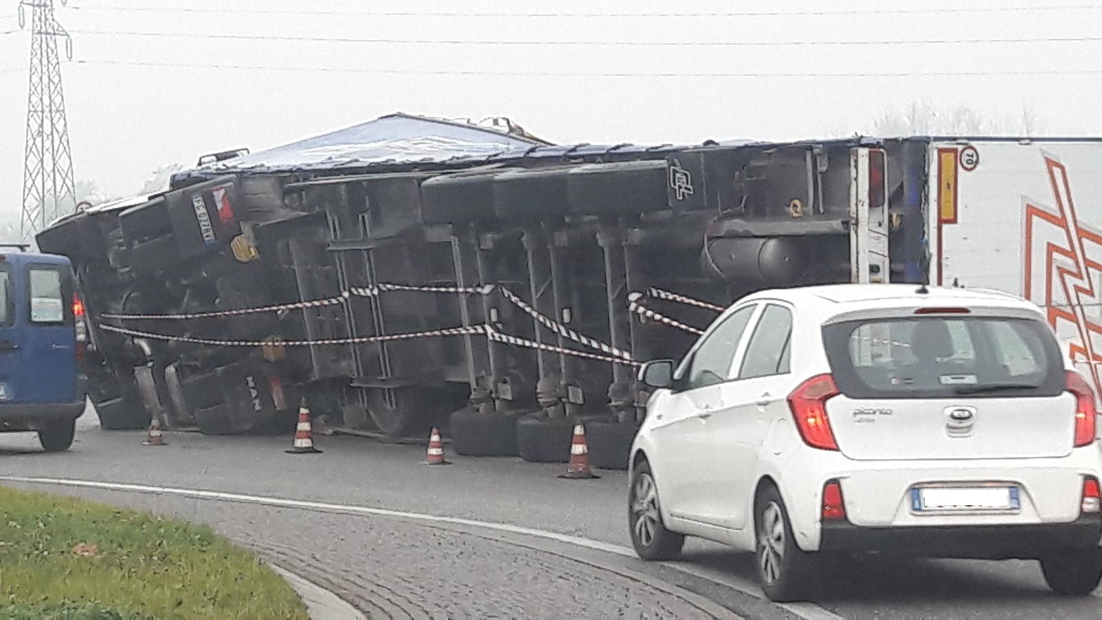 Camion si ribalta tra Spinetta e Alessandria: traffico rallentato