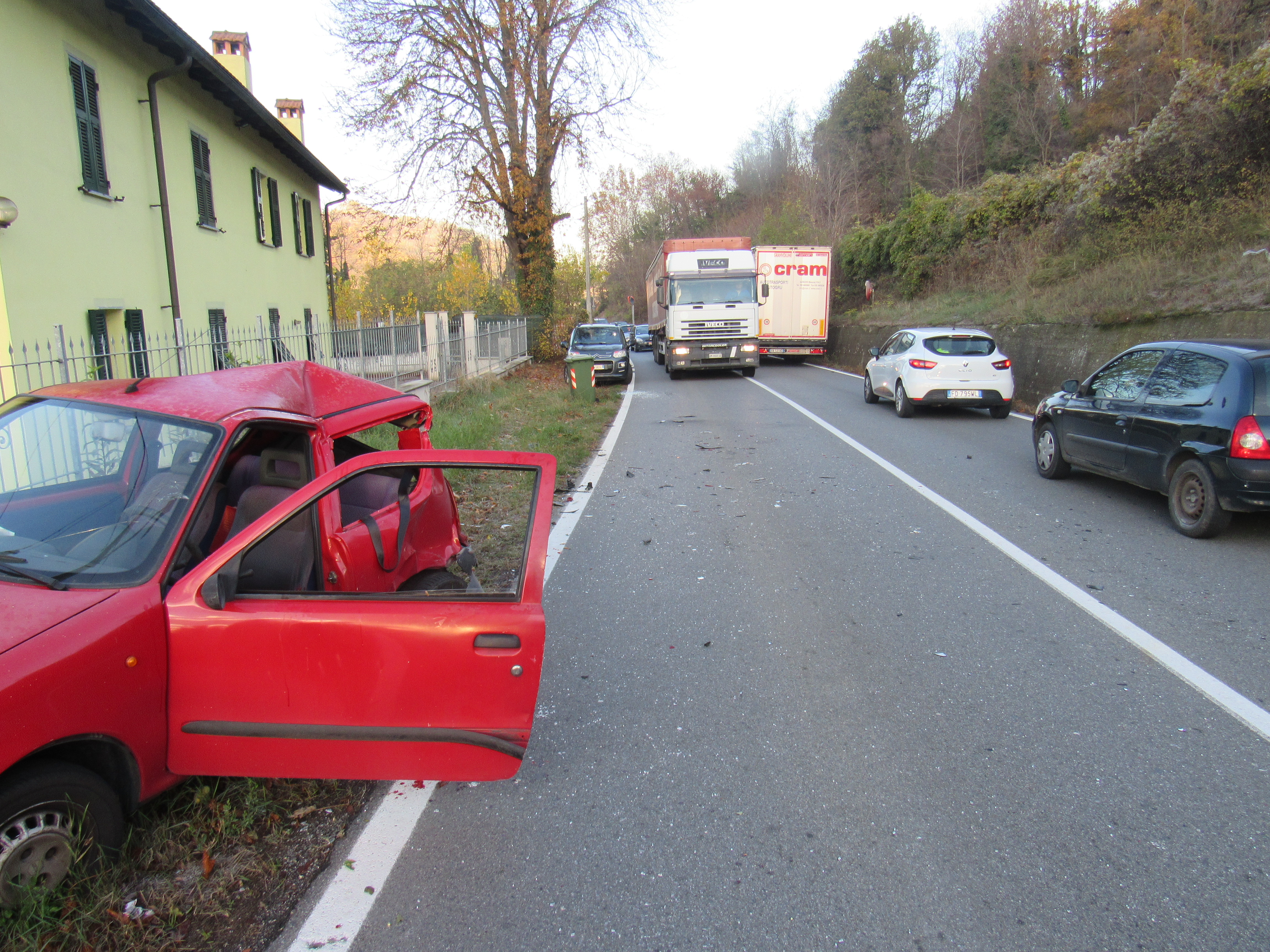 L’auto in panne e poi il tamponamento: automobilista in ospedale