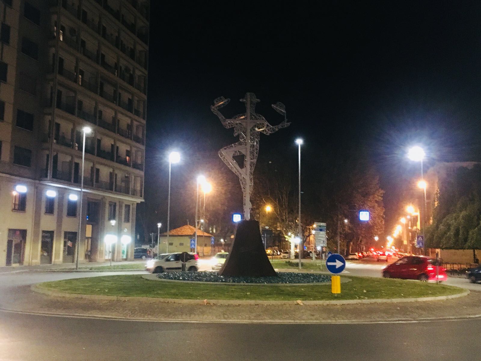 Spento il Cappellaio Magico della rotonda in corso Borsalino