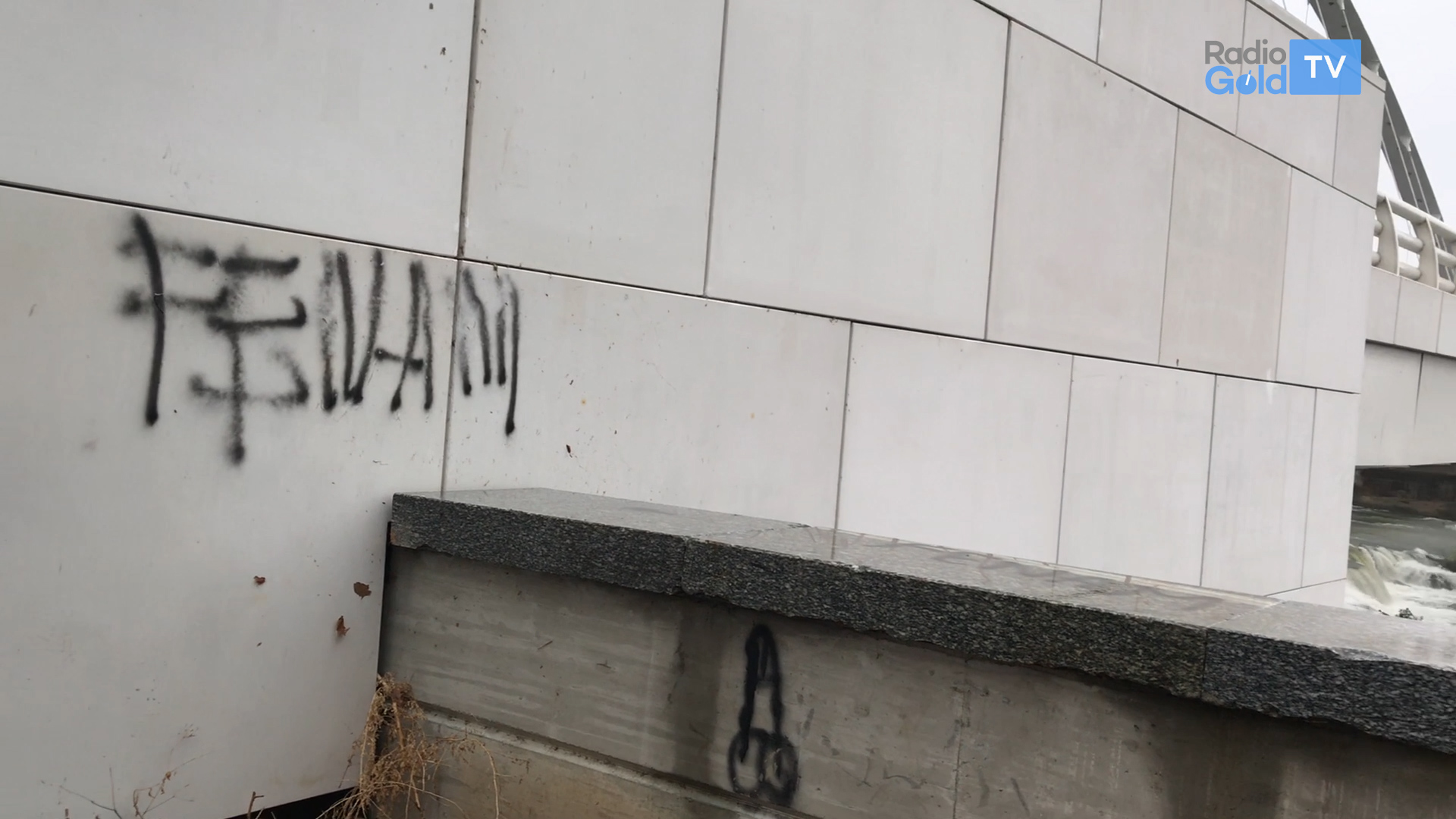 Primo schiaffo al Meier. Scritte deturpano il candore del ponte