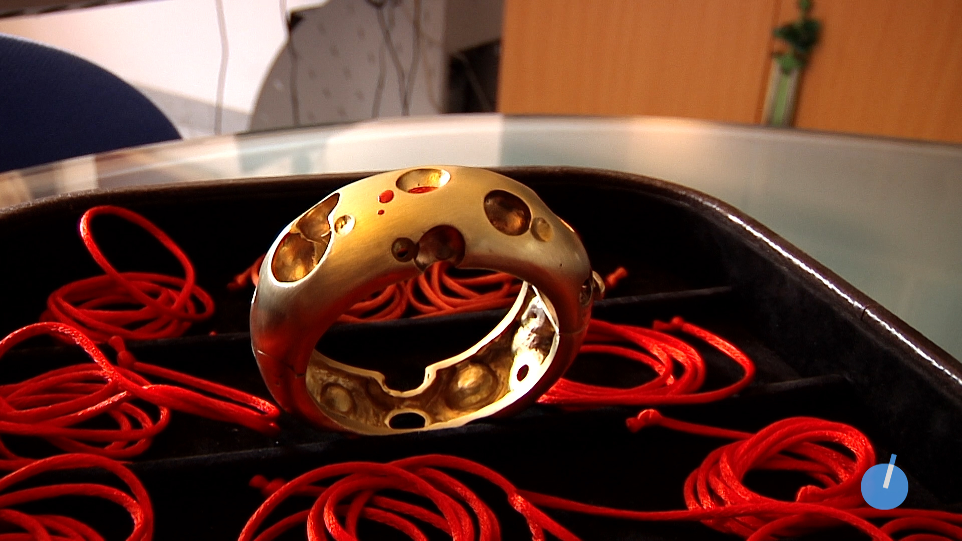 Un bracciale spiega il dolore delle donne che hanno subito violenza
