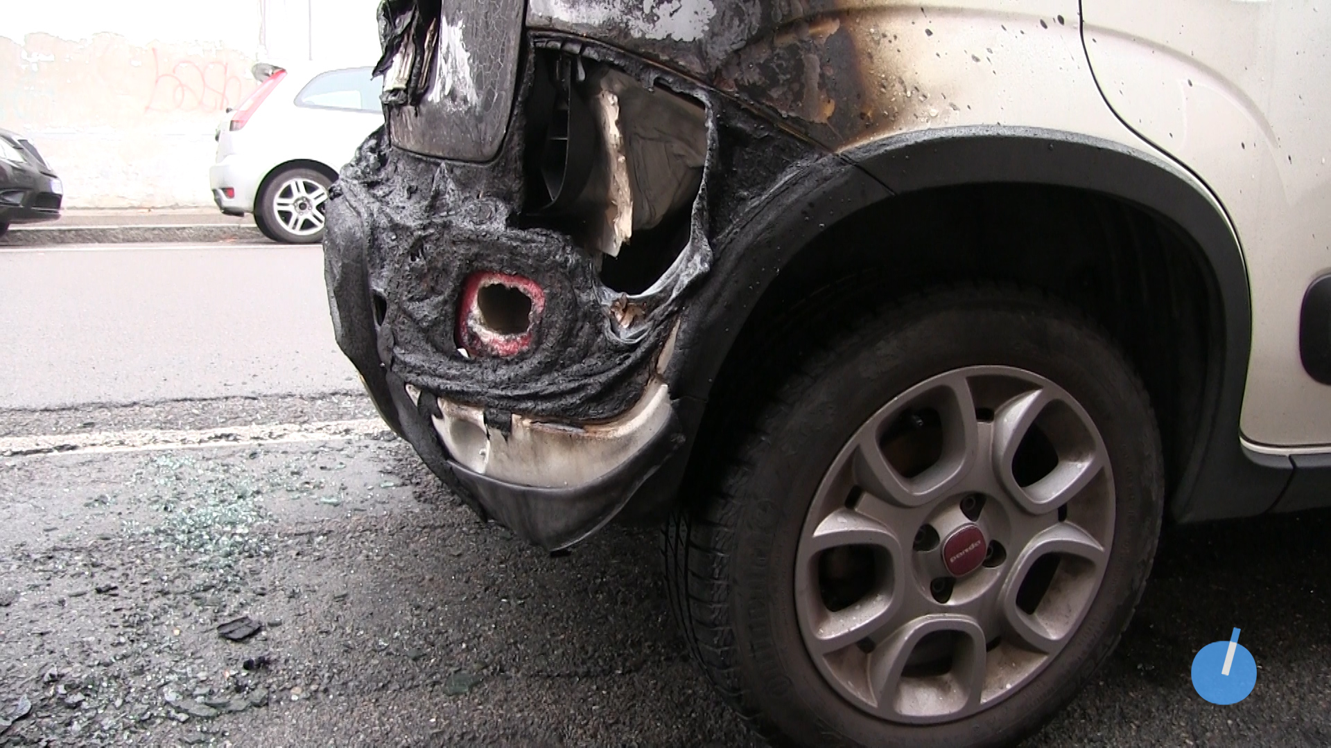 Sfilza di danni in via Isonzo: in fiamme cassonetti e auto