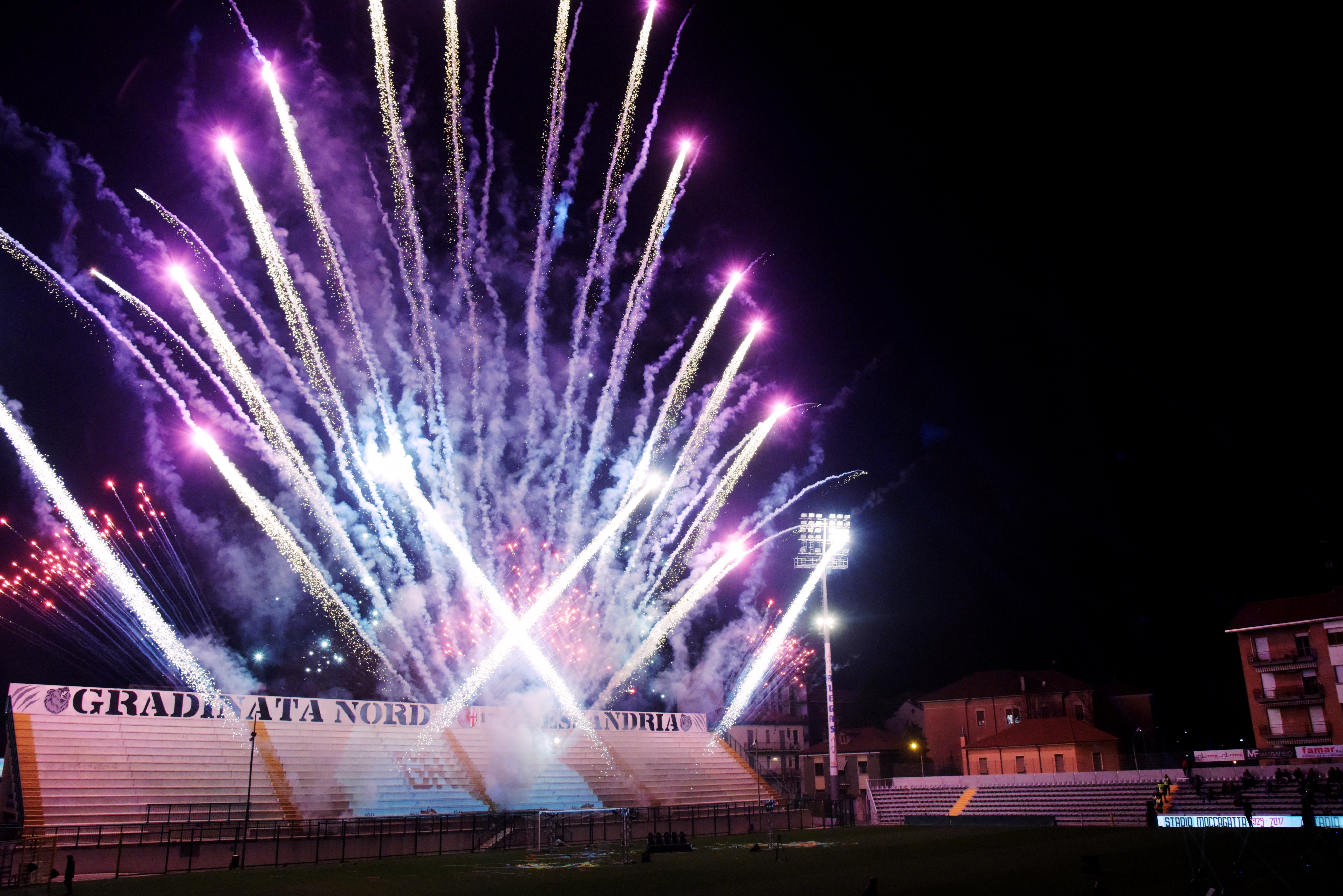 Acrobati, aneddoti, fuochi d’artificio: il Mocca splende di grigio