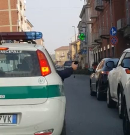 Telecamera “a mano” contro la sosta selvaggia ad Alessandria