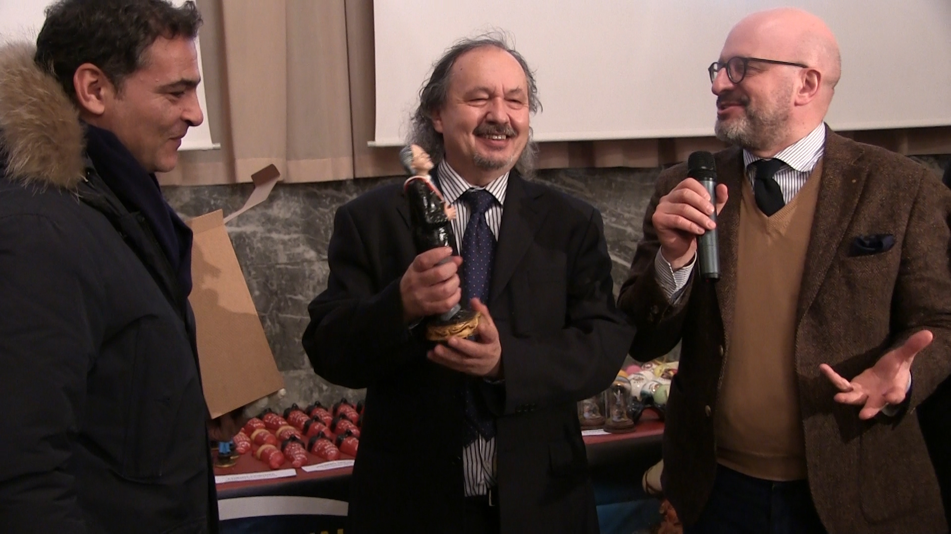 Una statuetta per il sindaco: in città i presepi di S. Gregorio Armeno