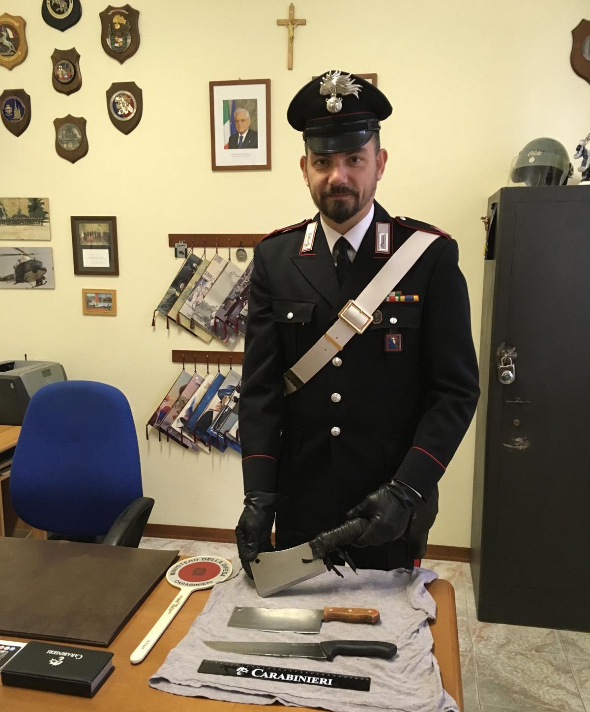Minacciano con delle mannaie due operatori di una comunità