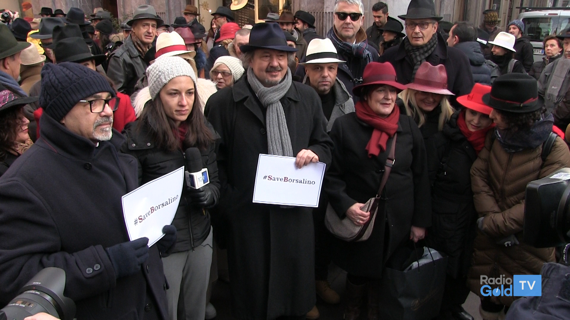 Folla in corso Roma per la Borsalino