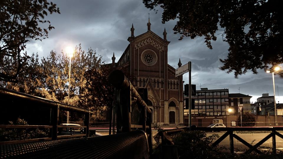 Blocco di marmo precipita davanti al sagrato della chiesa