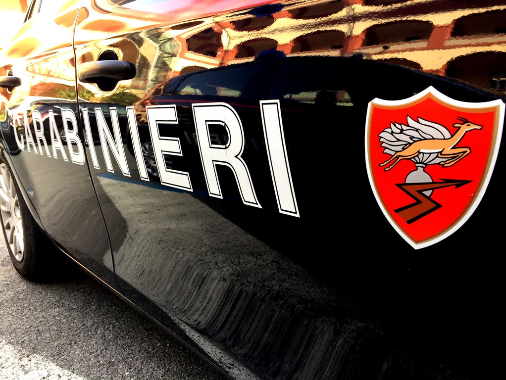 Musica e balli nel suo negozio senza autorizzazione: denunciata