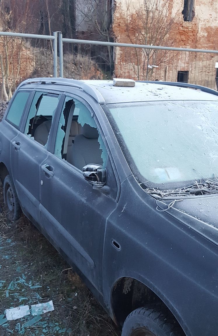 Sassi contro un’auto in sosta a Casalbagliano: “Servono le telecamere”