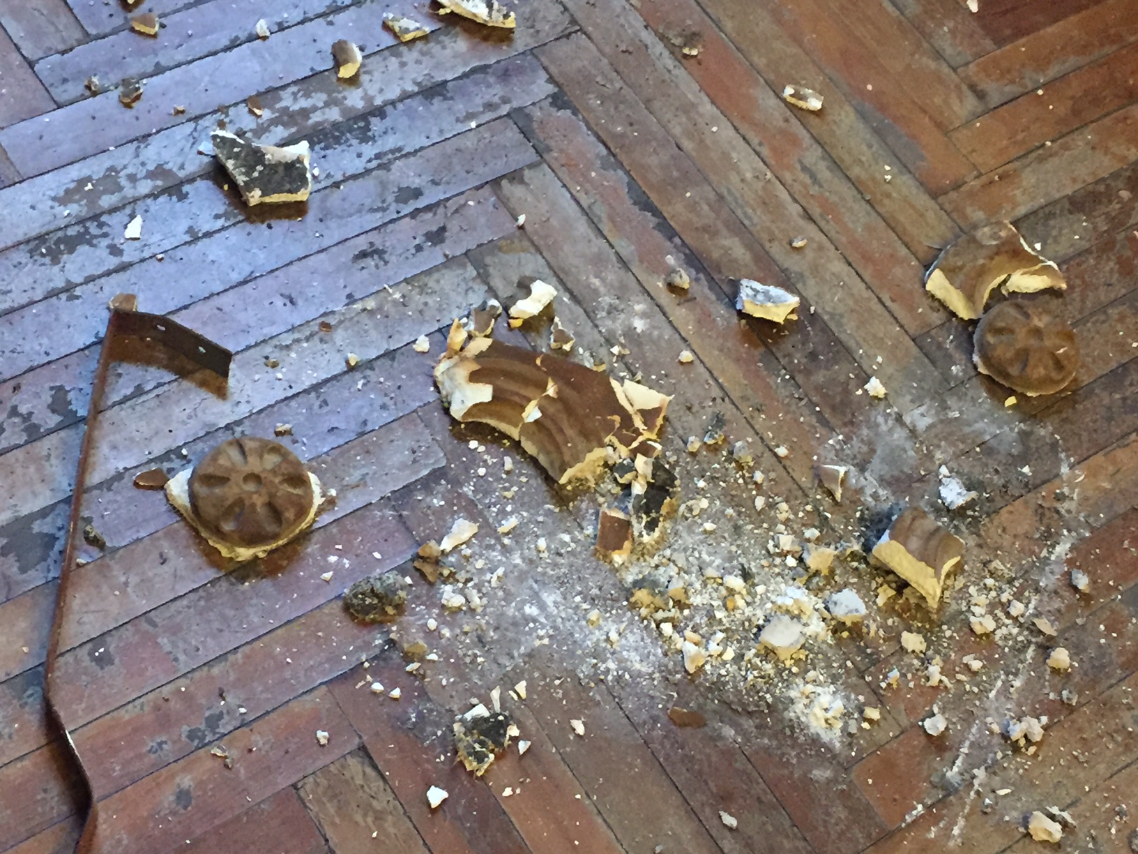 Cadono calcinacci in sala giunta ad Alessandria
