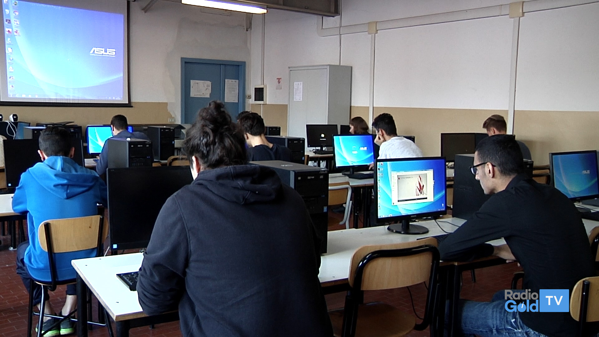 A scuola al 50% alle superiori. “Contenti, la Dad stanca anche gli studenti più bravi”