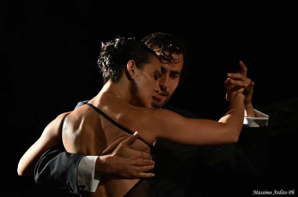 I portici dell’ex Banca d’Italia in via Dante si riaccendono con il tango