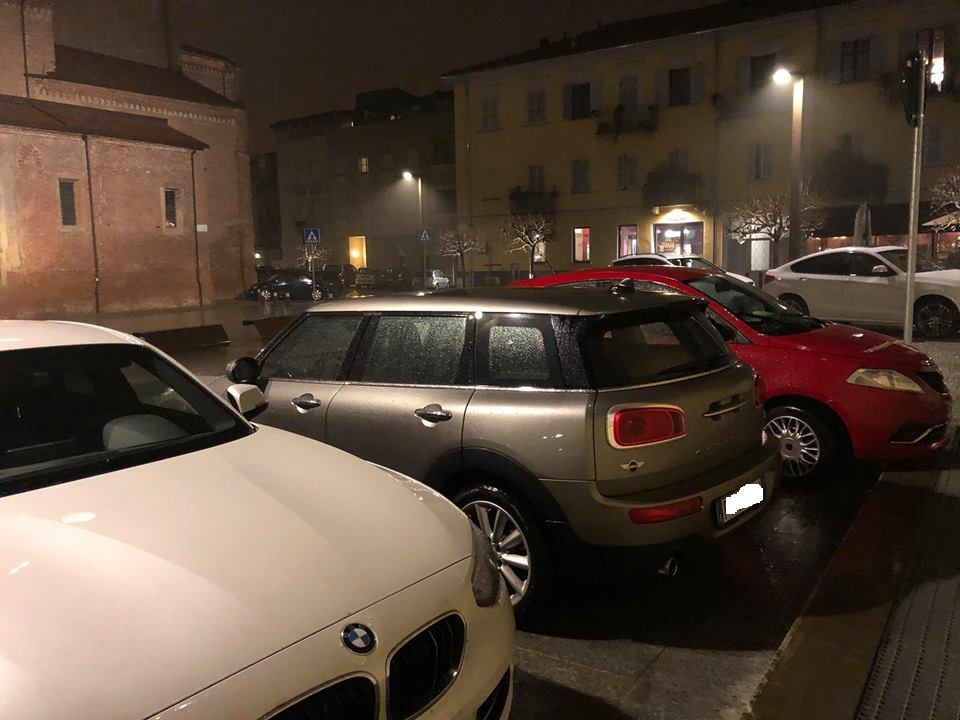“Parcheggi selvaggi” in piazza Santa Maria di Castello ad Alessandria