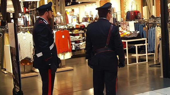 Controlli nei centri commerciali del casalese: cinque denunce