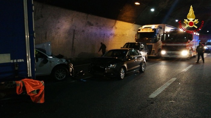 Maxi tamponamento, riaperta la A26 dopo oltre otto ore