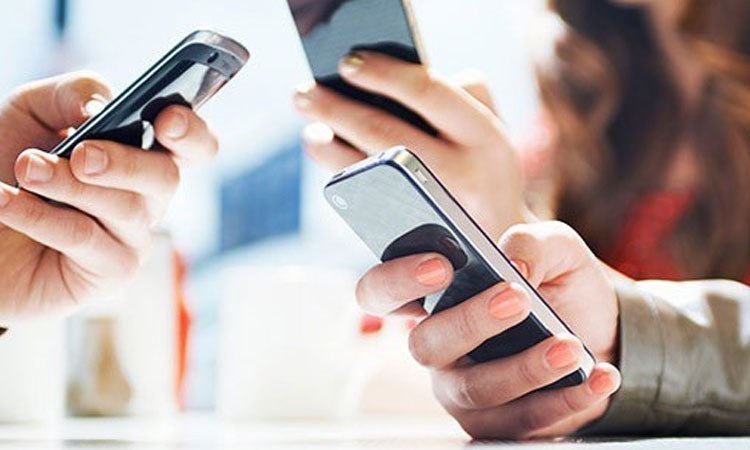 Contratti telefonici aziendali ma usati da privati: denunciato truffatore