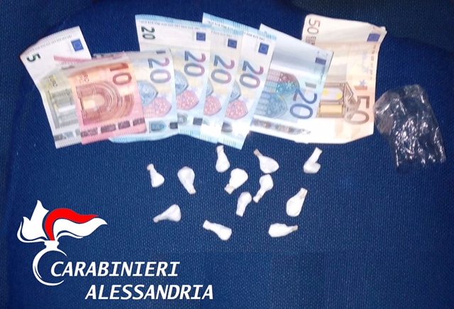 Nascondeva 12 dosi di cocaina nelle mutande. Scoperto,finisce in manette