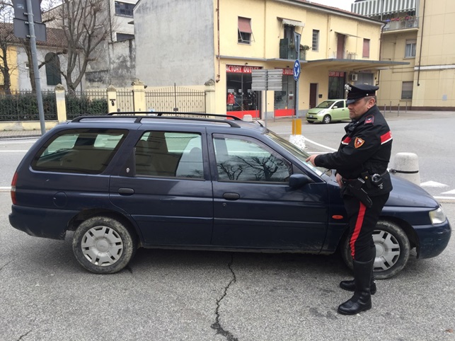 Rubano merce da un supermercato e poi si scagliano contro un cassiere
