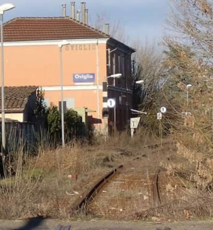 Incuria e sterpaglie: stazioni fantasma a Oviglio, Bergamasco e Carentino