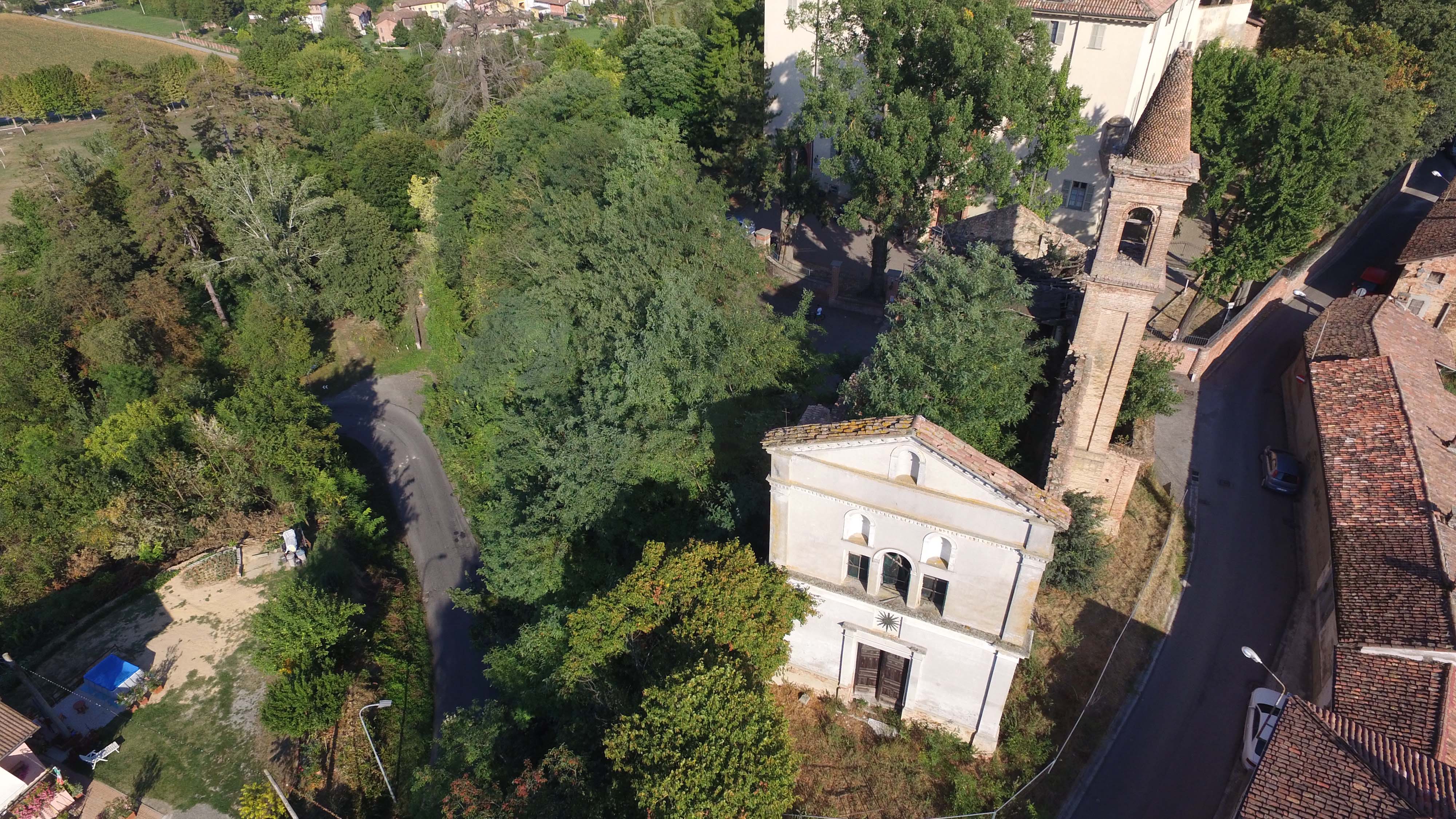 Volontari al lavoro per la chiesa di Fubine: via piante e macerie