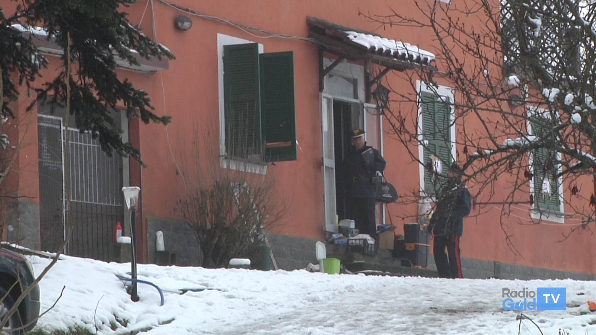 Donna morta ad Arquata. Carabinieri nella villa a caccia di indizi