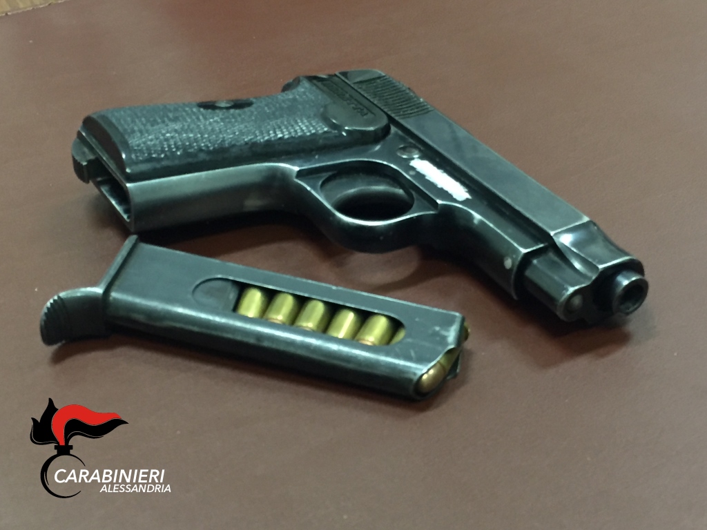 Sorpresi in piazza Gobetti con droga e una pistola carica. Arrestati