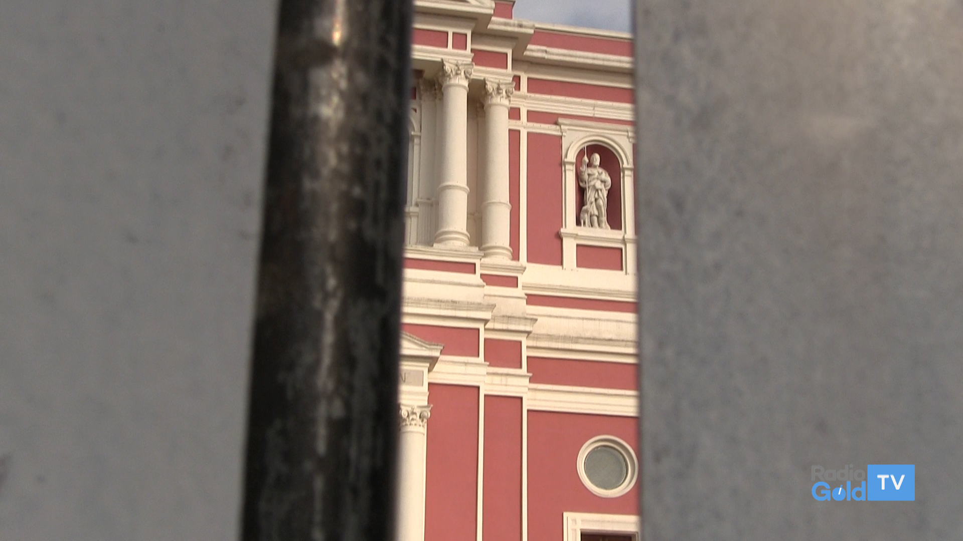 Le elezioni sbarrano la scalinata della chiesa di Valmadonna