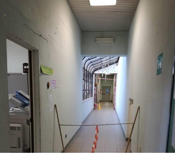 Crepe in un corridoio alla Bovio. Genitori “vogliamo scuole sicure”