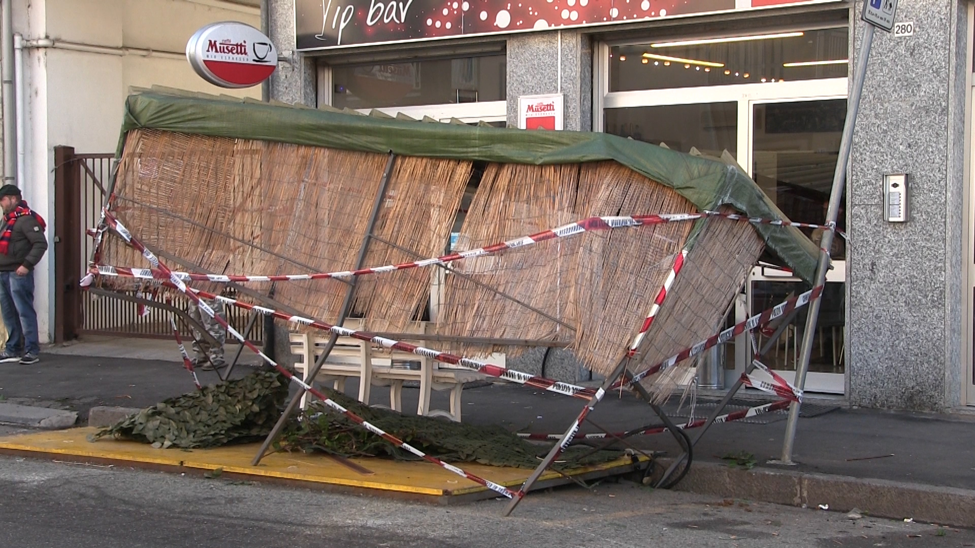 Auto contro il dehor di un bar: danni per 8 mila euro
